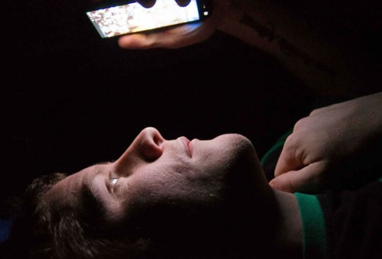 Защита глаз на телефоне. Яркий дисплей вредит при чтении в темноте. Фото.