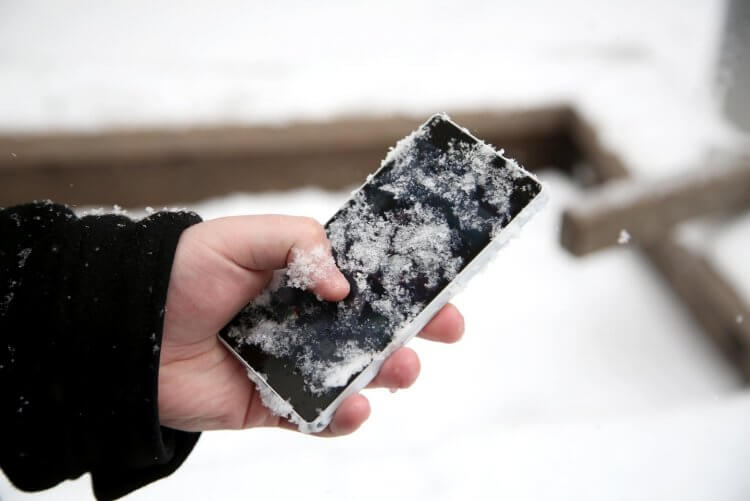 Что делать, если телефон упал в снег. Снег может попасть внутрь смартфона. Запаситесь терпением. Фото.