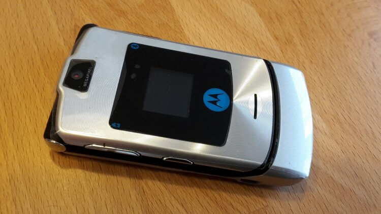 Раскладушка Motorola RAZR. Наверное, не было ни одного человека, которому бы не нравился этот телефон. Фото.
