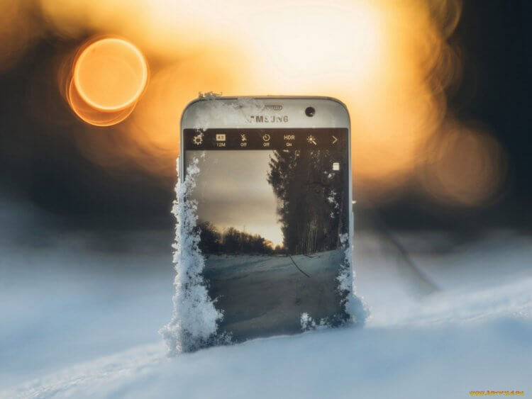 Мерцает экран телефона на холоде. Дисплей может начать мерцать на холоде — это плохая примета. Лучше убрать его в тепло. Фото.