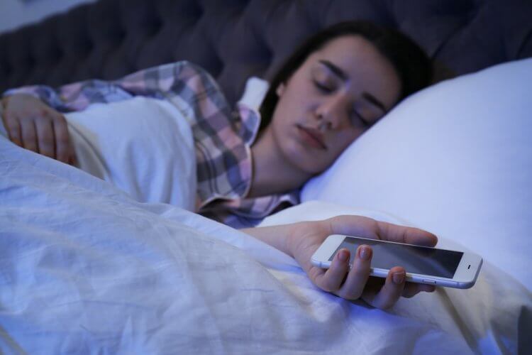 Отключение смартфона на ночь. Отключить телефон стоит хотя бы ради того, чтобы выспаться. Фото.