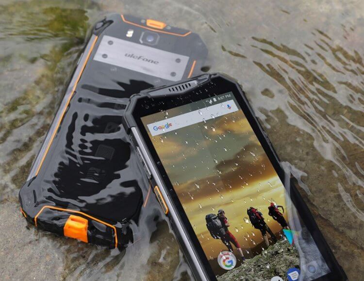 Противоударный водонепроницаемый корпус. Такие смартфоны способны провести долгое время в воде и не выйти из строя. Фото.