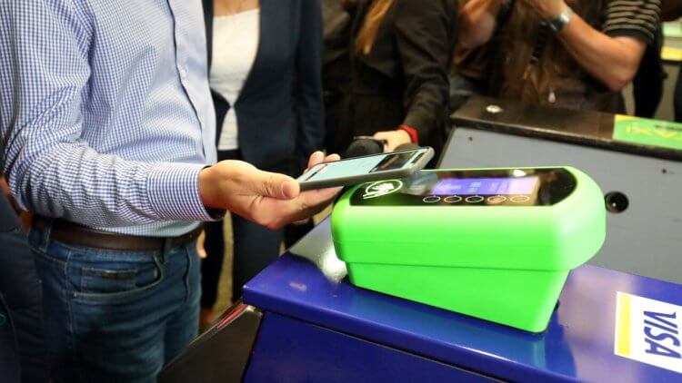 Как оплатить выключенным Айфоном. Apple Pay давно поддерживает оплату проезда без подтверждения биометрией, но далеко не во всех странах. Фото.
