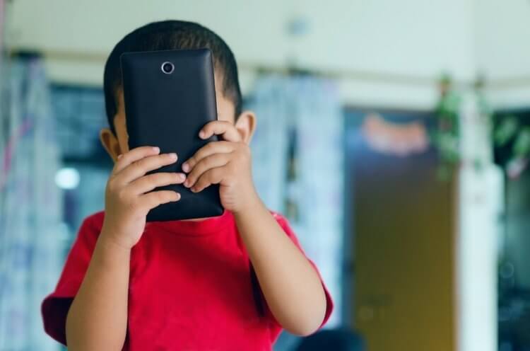 Как настроить телефон для ребенка. Важно настроить смартфон для ребенка так, чтобы он не смог себе навредить. Фото.