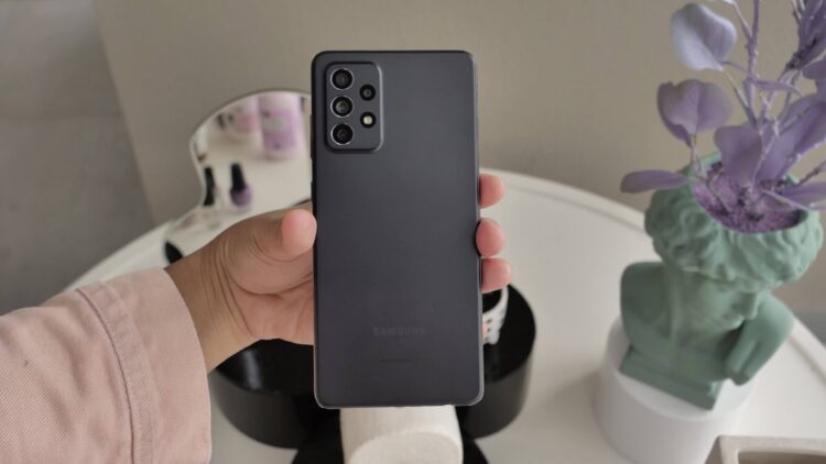 Так выглядит хороший смартфон из среднего ценового сегмента. Фото.