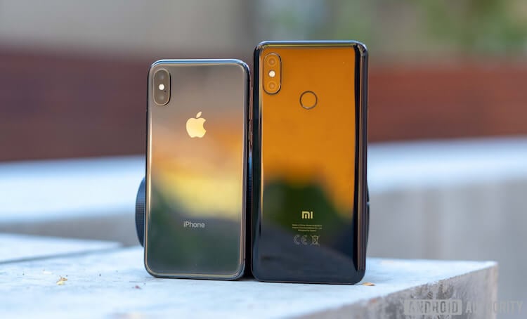 Xiaomi копирует iPhone. Сзади так, а спереди «челка». Фото.