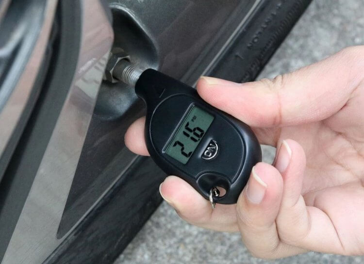 Как измерить давление в шинах. Пожалуй, самый полезный брелок для ваших ключей. Фото.