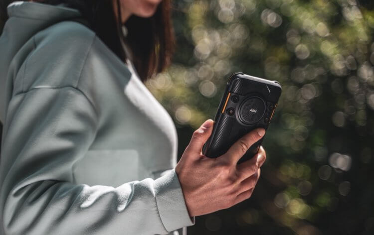 Защищённый смартфон с мощной батарейкой, крутым звуком и Android 12. Вот он! AGM H5 — защищённый смартфон здорового человека. Фото.