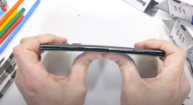 Прочный ли Samsung Galaxy S22 Ultra. Небольшой изгиб есть, но таким он не останется. Фото.
