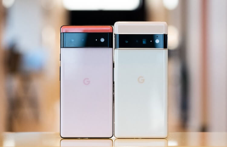 Google Pixel 6 — хороший телефон на Android. Pixel 6 и Pixel 6 Pro внешне почти на отличаются друг от друга. Фото.
