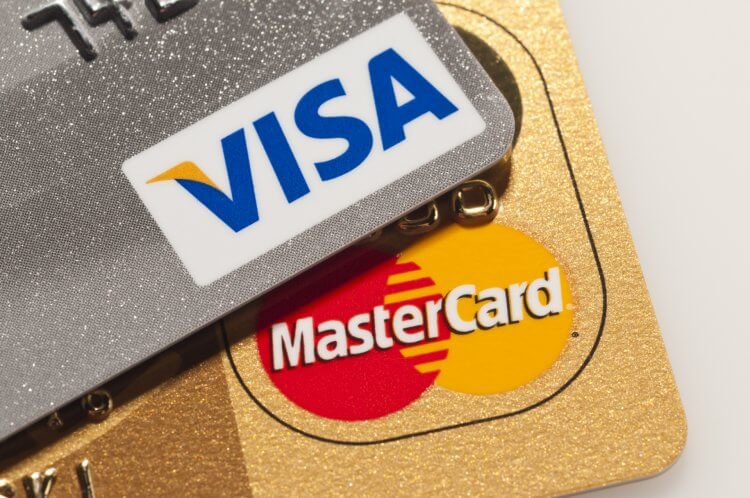 Visa и Mastercard уходят из России. Visa и Mastercard все еще работают на территории России. Однако оплатить услуги в зарубежных интернет-магазинах не выйдет. Фото.