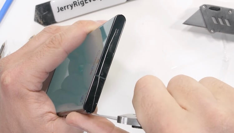 Прочность корпуса нового Samsung. Естественно ножом корпус царапается. Фото.