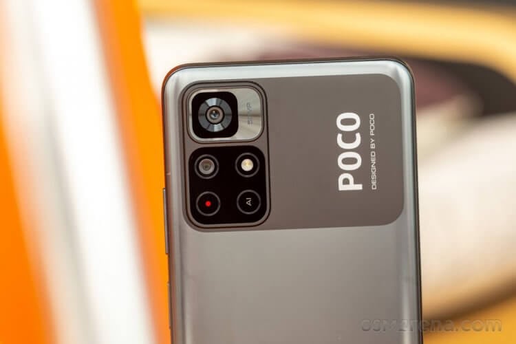 POCO M4 Pro 5G — телефон с разъемом для наушников. Тут даже есть фирменный стиль, что не часто встретишь в китайской технике. Фото.
