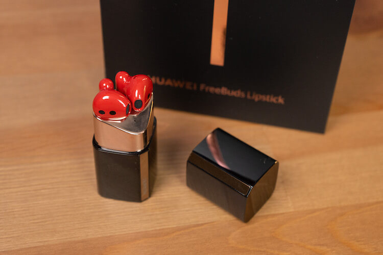 Самые необычные наушники для настоящих модниц — Huawei Freebuds Lipstick. Оказывается, вот так можно делать наушники. Фото.