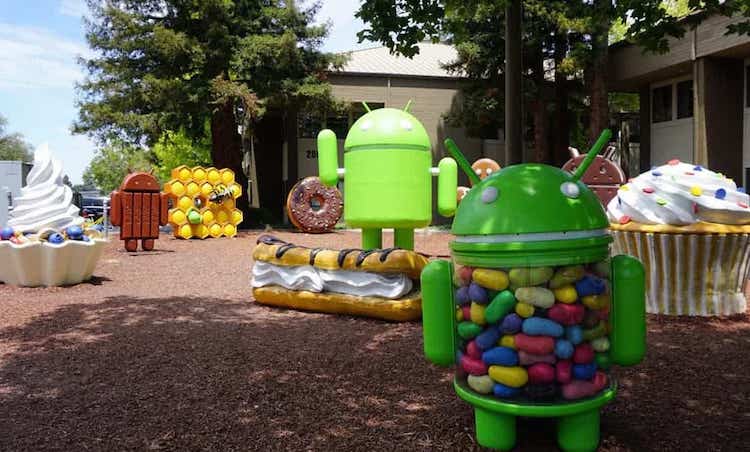 Почему Android называют в честь десертов. Разные версии Android увековечены в таких фигурках в офисе компании. Фото.
