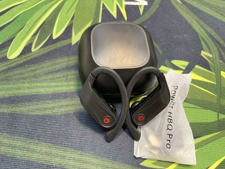 Наушники отлично сидят в ушах, дают хороший звук и подолгу не разряжаются. Фото.