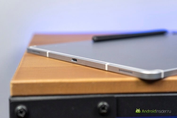 Отличается ли Galaxy Tab S8+ от Tab S7+. Угловатые грани стали трендом современных планшетов. Фото.