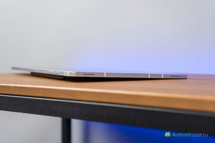 Кому подойдет Galaxy Tab S8+. Напоследок фото ,как планшет лежит на столе со стилусом. Фото.