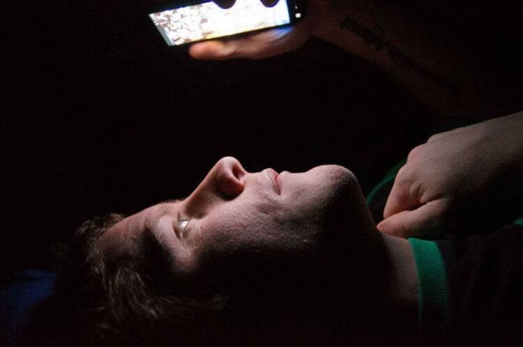 Можно ли пользоваться телефоном в темноте. Постарайтесь хотя бы не пользоваться телефоном, когда просыпаетесь посреди ночи. Фото.