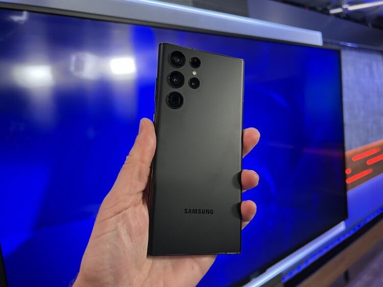 Samsung Galaxy S22 Ultra — самый мощный Самсунг. Galaxy S22 Ultra стал хорошей заменой Galaxy Note. И не пришлось раздувать линейку. Фото.