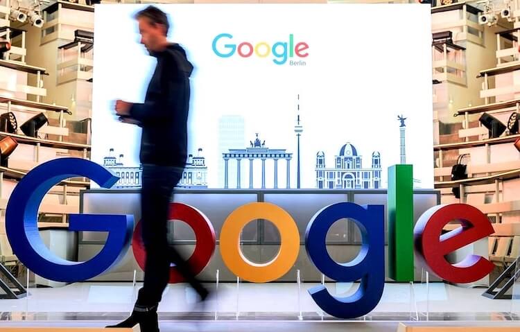 Какая реклама запрещена в Google. В Google работает много людей, которые выполняют свои задачи. Фото.