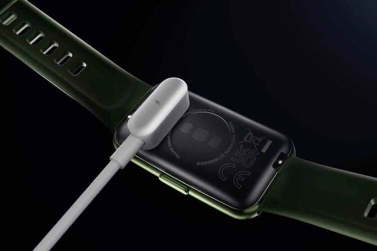 Новый умный браслет Huawei Band 7. Зарядка магнитная, а ремешок легко меняется. Фото.