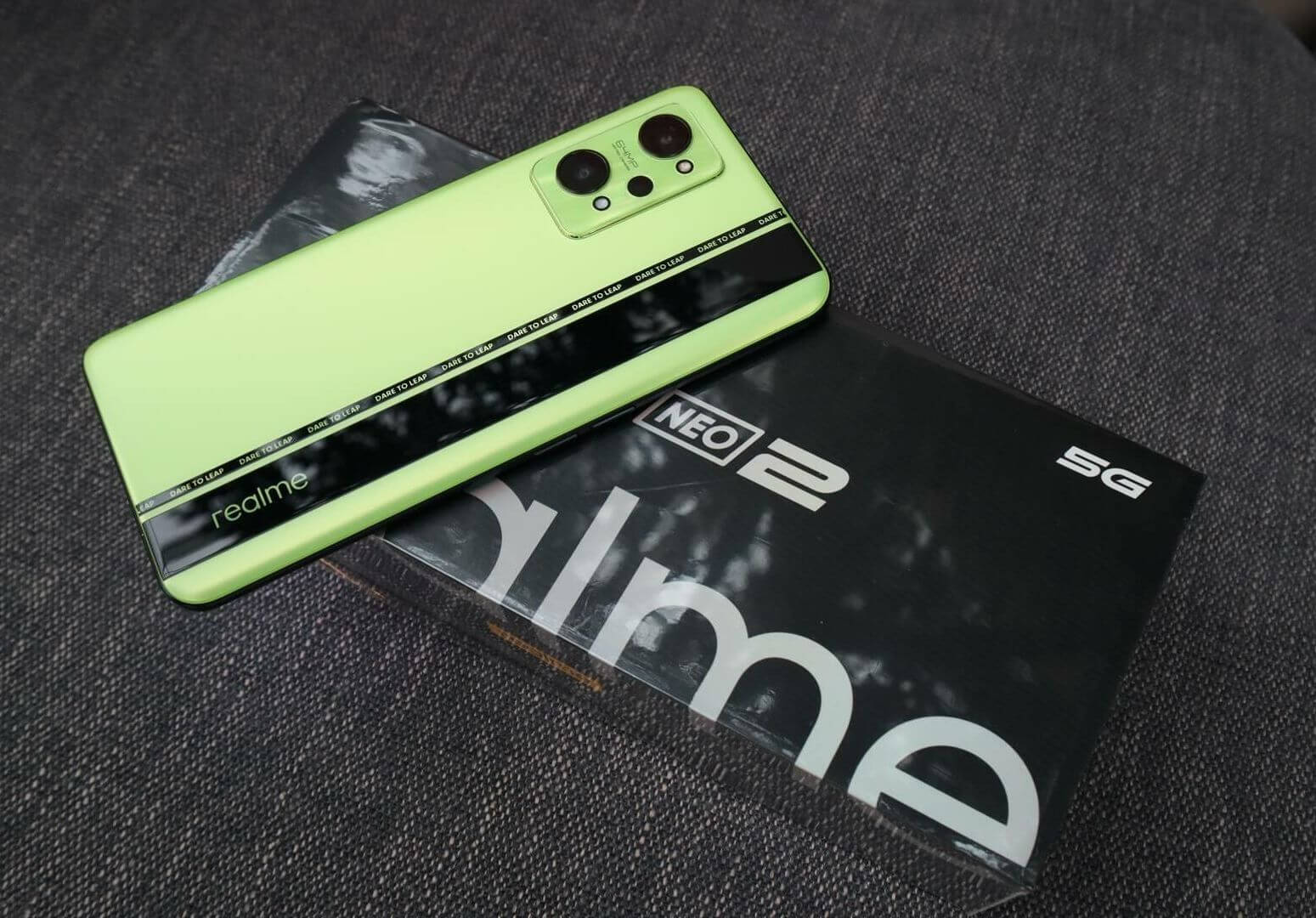 Realme GT Neo 2 — недорогой, но мощный. Стильный дизайн за разумные деньги. Фото.
