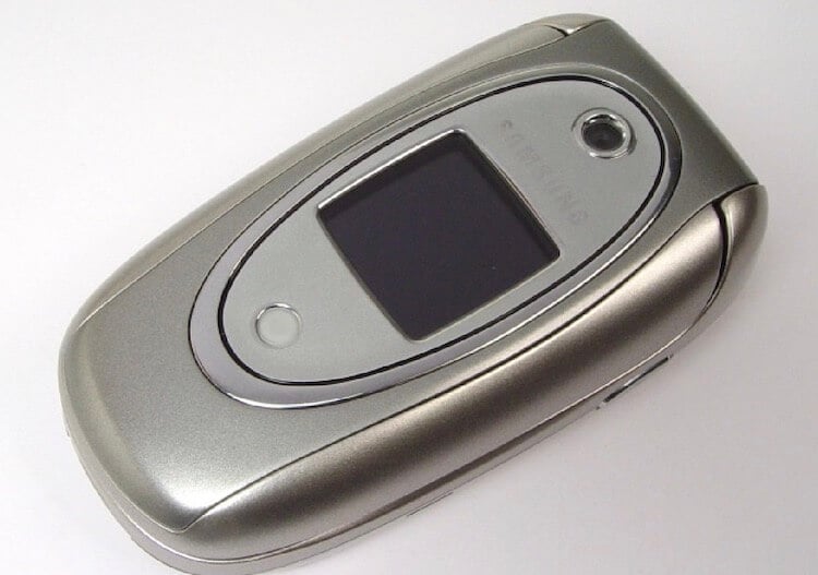 Самые необычные телефоны прошлого. Когда-то было круто иметь телефон без выпирающей антенны. Фото.