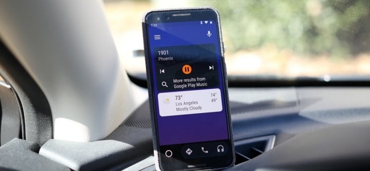 Android Auto на телефоне. Оба сервиса делают интерфейс удобным для использования за рулем. Фото.