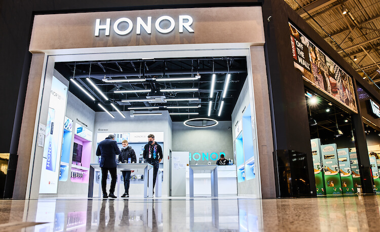 Правда ли, что Honor приостановила поставки в Россию. Honor может перестать ввозить телефоны в Россию напрямую. Фото.