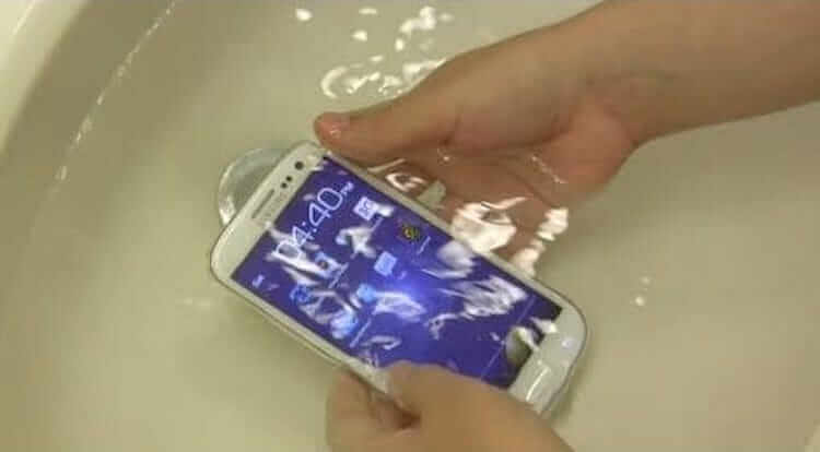 Правда о влагозащите Samsung. Такие эксперименты всегда только на страх и риск пользователя. Фото.