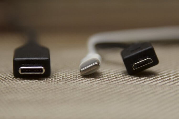 Телефоны без зарядки в комплекте. Слева направо: USB Type-С, Lightning, microUSB. Скоро останется только один. Фото.