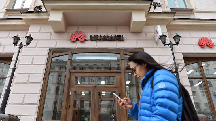 Останется ли Huawei в России. Люди с удовольствием будут и дальше покупать технику Huawei. Фото.