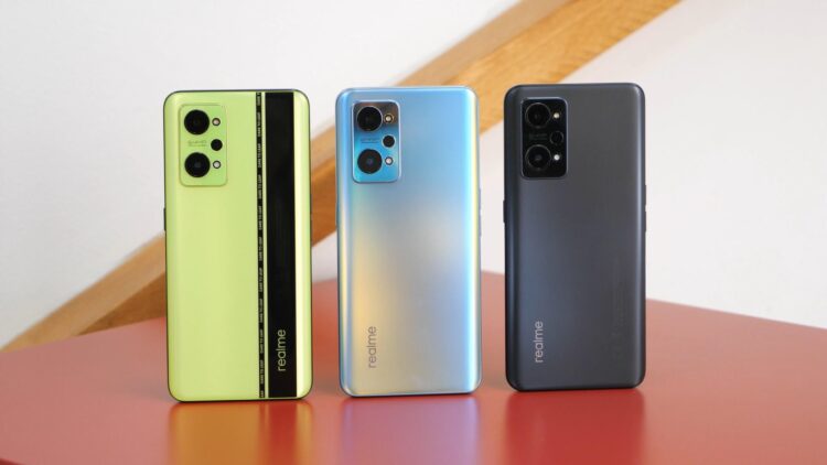 Зеленая версия Realme GT NEO 2 чем-то напоминает раскрас гоночной машины. Фото.