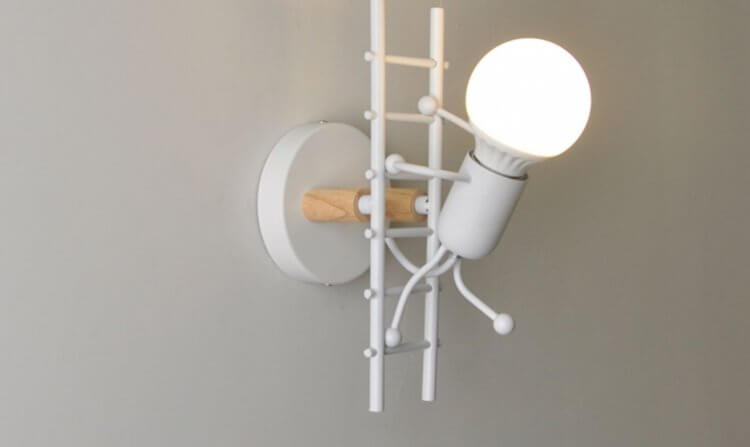 Крутая лампа на стену. Оригинальный светильник. Главное — лампочка меняется очень просто. Фото.