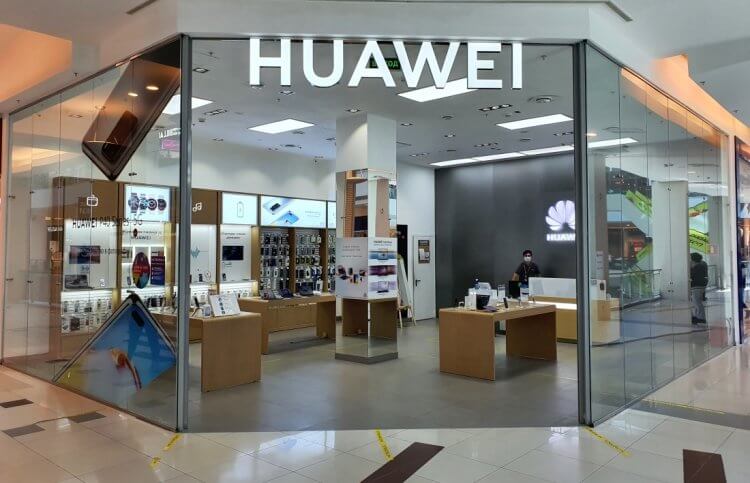 Huawei остановила продажи в России? Почему покупателям не продают технику бренда. В фирменных магазинах Huawei перестали продавать технику бренда. Интересно, в чём дело? Фото.