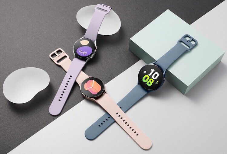 Вышли новые умные часы Samsung Galaxy Watch 5. Как обычно, новые часы предлагают несколько цветов на выбор. Фото.