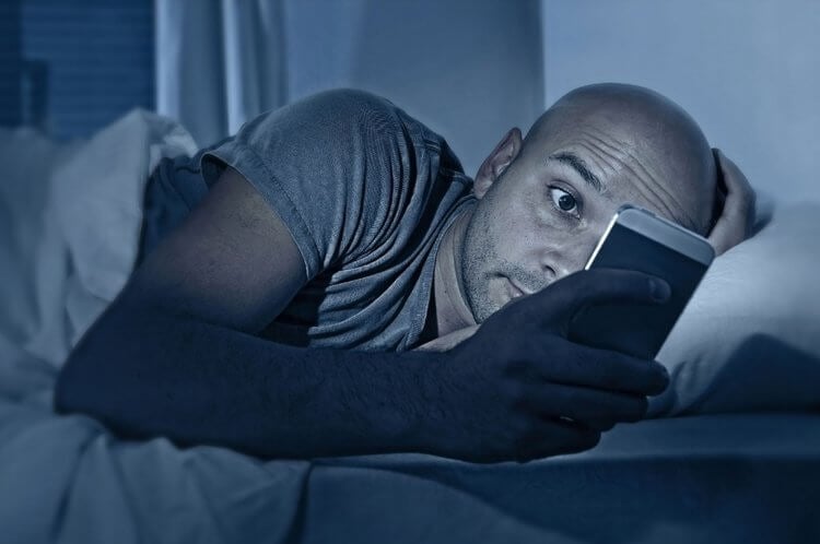 Полезен ли режим чтения. Если вы хотите быстрее уснуть, то лучше просто выключить смартфон. Фото.