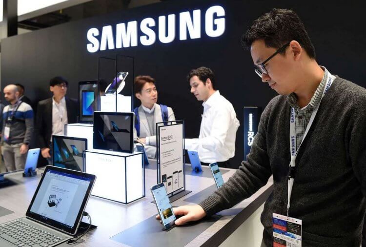 4 позорных промаха Samsung, которых никогда не допустила бы Apple. Выбрали самые позорные ситуации, в которые попадала Samsung. Фото.