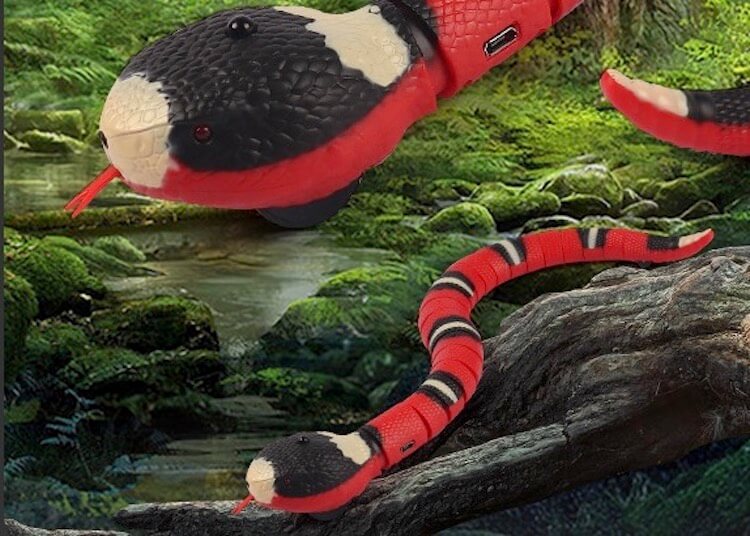 Самые интересные игрушки и другие товары для животных с AliExpress. Игрушечная змея. Фото.