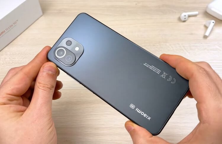 Стоит ли покупать Xiaomi 11 Lite 5G NE. Спойлер: он круче моделей 2022 года. Xiaomi 11 Lite 5G NE в цвете «черный трюфель». Фото.