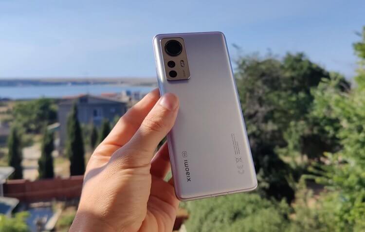 Компактные смартфоны. Xiaomi 12X — один из немногих компактов в 2022 году. Фото.
