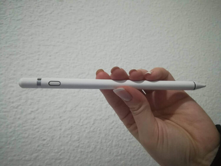 Стилус идеально походит хоть к планшету на Android, хоть к iPad. Фото.