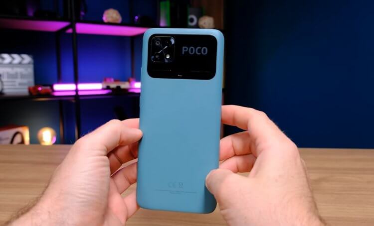 POCO C40 — дешевый POCO. Смартфон выглядит привычно для POCO, но начинка у него очень странная. Фото.