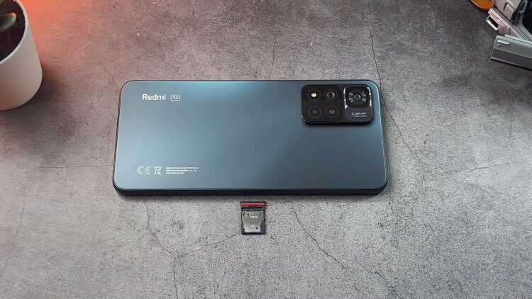 Смартфоны, похожие на Айфон. Думаю, вы понимаете, чем вдохновлялись дизайнеры Redmi Note 11 Pro+ 5G. Фото.