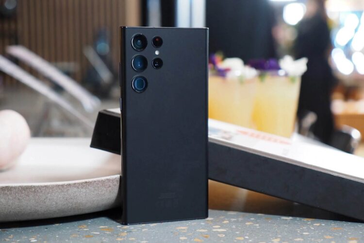 Galaxy S22 Ultra выгоднее купить именно на сером рынке. Фото.