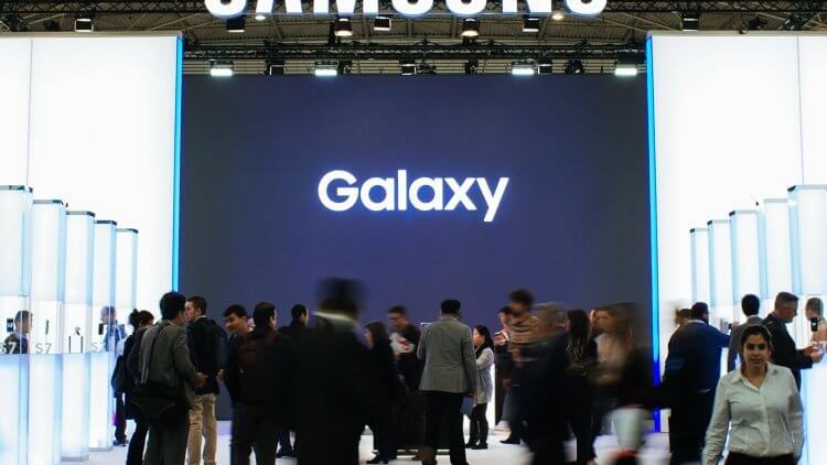 Самсунг опять троллит Айфон. Samsung снова издевается над Apple. Фото.