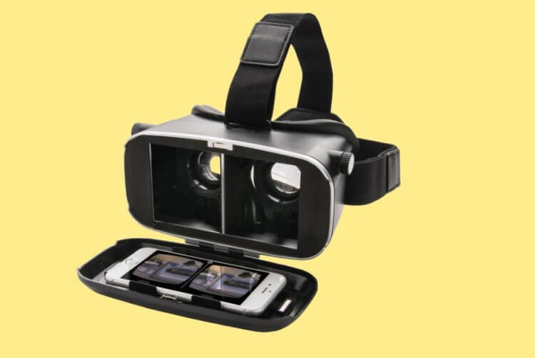 Характеристики смартфонов для VR. Смартфон нужно поставить в специальное ложе очков. Фото.