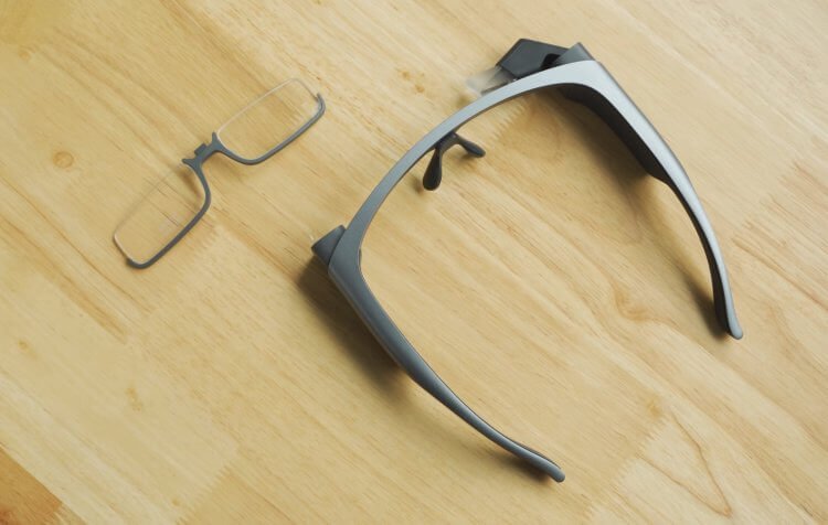 Кому нужны умные очки Xiaomi. Очки поставляются с насадкой для линз и футляром для переноски. Фото.