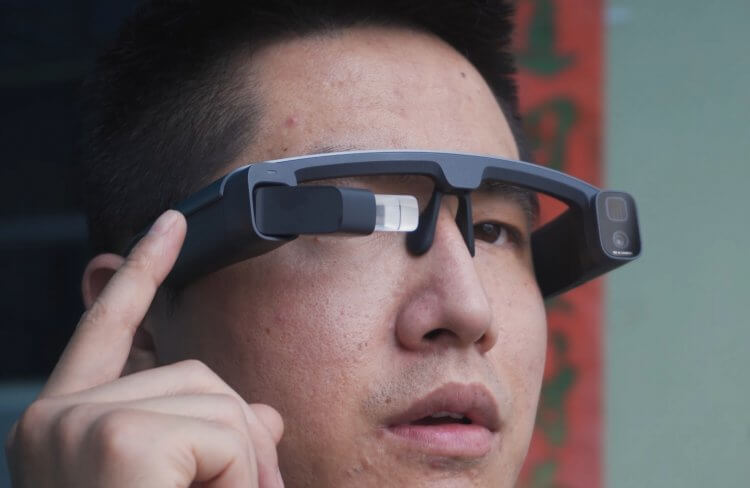 Кому нужны умные очки Xiaomi. Управление осуществляется при помощи сенсорной панели. Фото.